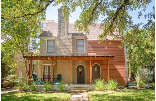 Mahncke Park House | Fabulous 4 BR w/Fire Pit & Hot Tub Near Downtown