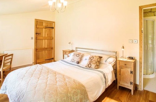 Muchelney House | Fabulous Barn with Private Hot Tub, Pool