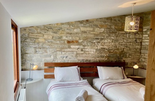 Muchelney House | Fabulous Barn with Private Hot Tub, Pool