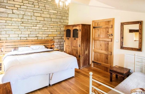 Muchelney House | Fabulous Barn with Private Hot Tub, Pool