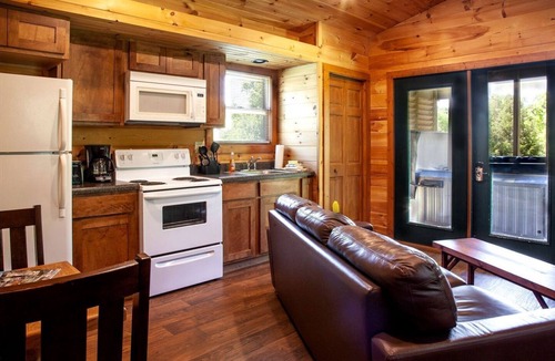 Equality House | Fabulous Cabin with Hot-tub in Herod, Illinois