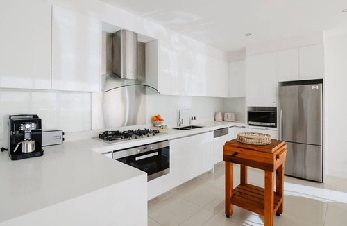Fitzroy North Apartment | Fabulous Fitzroy with Parking