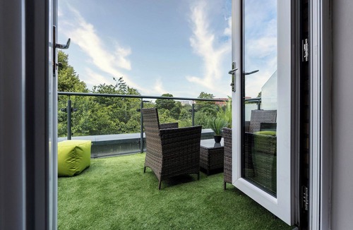 Salford Villa | Fabulous Group Accommodation at Riverside Villas