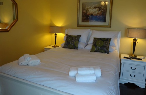 Virgil House | Fabulous Guesthouse B & B Located In The Heart Of Vineyard Country!