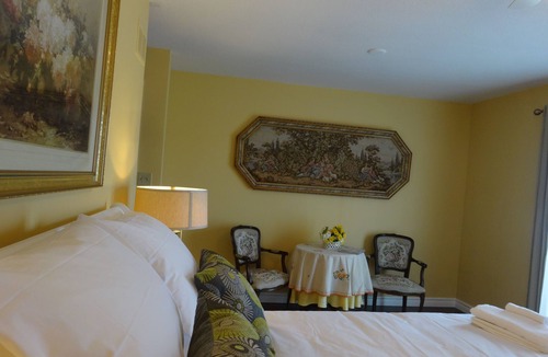 Virgil House | Fabulous Guesthouse B & B Located In The Heart Of Vineyard Country!