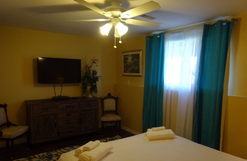 Virgil House | Fabulous Guesthouse B & B Located In The Heart Of Vineyard Country!
