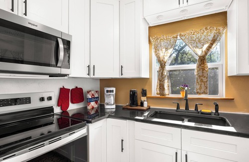 Lakehills House | Fabulous Hill Country Treehouse Relaxing Stay with All Amenities