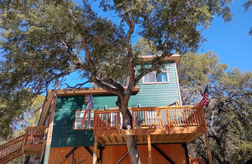 Lakehills House | Fabulous Hill Country Treehouse Relaxing Stay with All Amenities