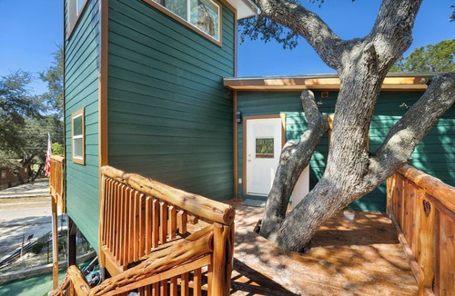 Lakehills House | Fabulous Hill Country Treehouse Relaxing Stay with All Amenities