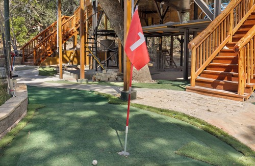 Lakehills House | Fabulous Hill Country Treehouse Relaxing Stay with All Amenities