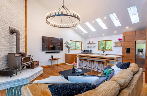 Town of Marbletown House | Fabulous Home w/FP & hot tub in Stone Ridge