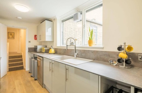 Mill Road Apartment | Fabulous Large Apartment for 7 - CENTRAL Cambridge