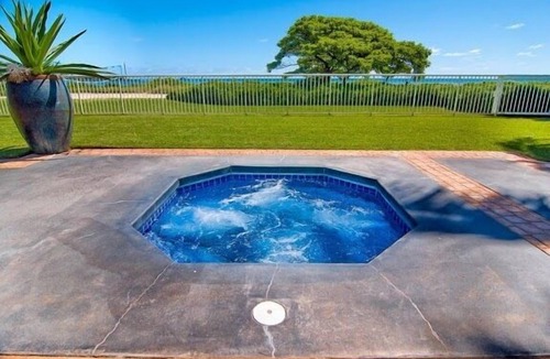 Kailua House | Fabulous Luxury Kailua Beachfront Private pool and Hot Tub