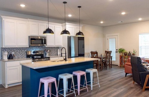 Denison House | Fabulous new modern 3-bedroom house in historic downtown Denison