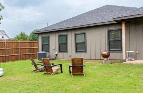 Denison House | Fabulous new modern 3-bedroom house in historic downtown Denison