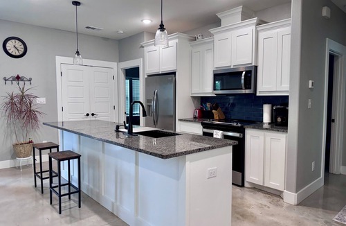 Denison House | Fabulous new modern 3-bedroom house near historic downtown Denison