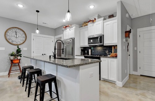 Denison House | Fabulous new modern 3-bedroom house near historic downtown Denison