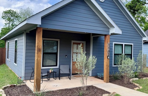 Denison House | Fabulous new modern 3-bedroom house near historic downtown Denison