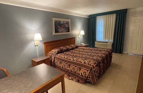 Braeburn Hotel | Fabulous Non-Smoking King Bedroom with AC in vibrant Houston