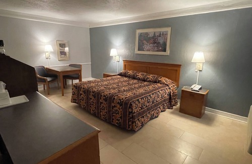 Braeburn Hotel | Fabulous Non-Smoking King Bedroom with AC in vibrant Houston