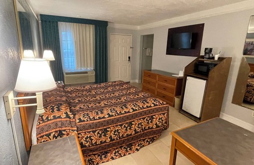 Braeburn Hotel | Fabulous Non-Smoking King Bedroom with AC in vibrant Houston