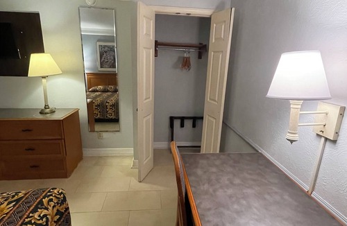 Braeburn Hotel | Fabulous Non-Smoking King Bedroom with AC in vibrant Houston
