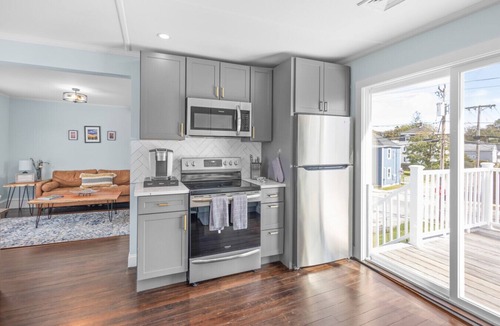Cliff Walk Apartment | Fabulous Pied-á-Terre Close to Beaches & Downtown!