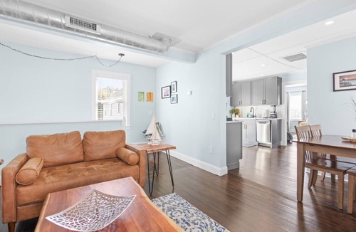 Cliff Walk Apartment | Fabulous Pied-á-Terre Close to Beaches & Downtown!
