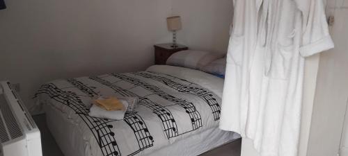 Runnymede Apartment | FABULOUS Self contained GARDEN STUDIO EGHAM