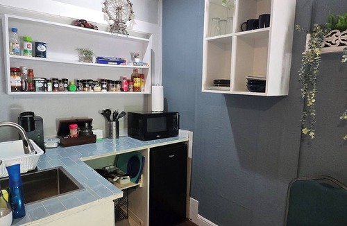 Denton Apartment | Fabulous studio Apartment few blocks from UNT. Centrally located