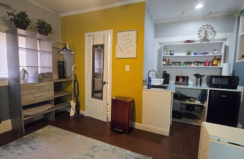 Denton Apartment | Fabulous studio Apartment few blocks from UNT. Centrally located