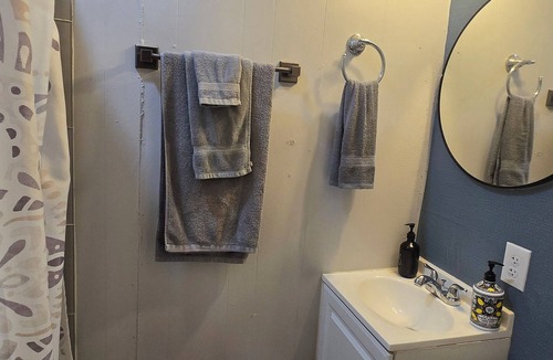 Denton Apartment | Fabulous studio Apartment few blocks from UNT. Centrally located