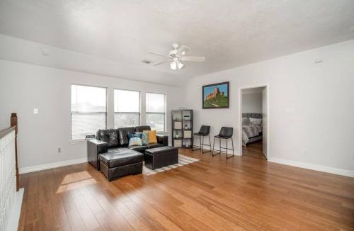 Mission Bend House | Fabulous & Stylish 4BR w Pool Table and Space to Chill