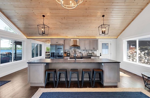 Bridgton House | Fabulous Waters Edge with Sandy exclusive beach