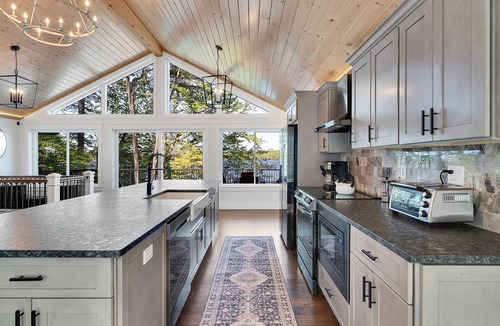 Bridgton House | Fabulous Waters Edge with Sandy exclusive beach