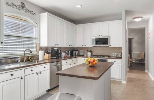 College Park House | Fabulous Woodlands Home w/pool