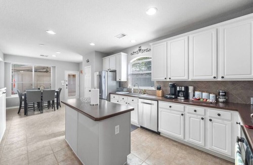College Park House | Fabulous Woodlands Home w/pool