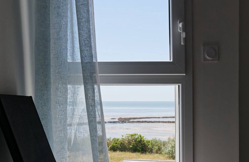 La Gueriniere Apartment | Facing the sea - 50 m from the beach