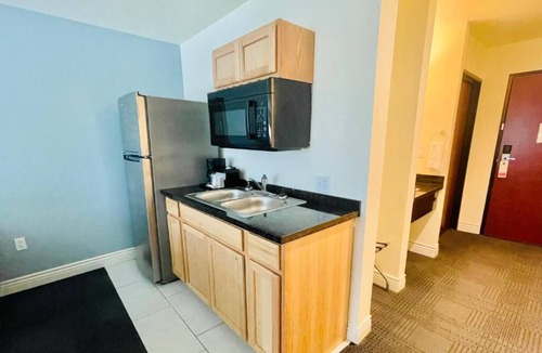 Cuero House | FairBridge Inn & Suites Cuero, 2 Double Queen With Kitchenette, Free Parking!