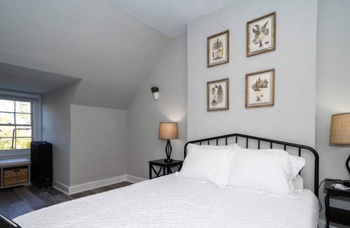 Ghent Apartment | Fairfax Manor Compass Suite