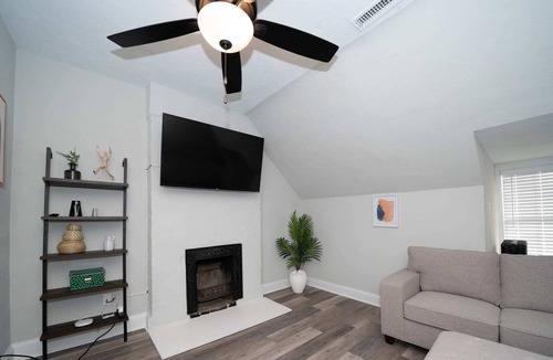 Ghent Apartment | Fairfax Manor Compass Suite