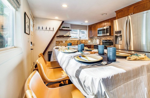 Fairfield Bay Cabin | Fairfield Bay Home w/Pool Access & Boat Slip