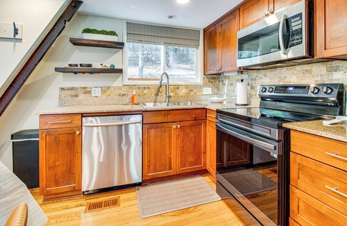 Fairfield Bay Cabin | Fairfield Bay Home w/Pool Access & Boat Slip