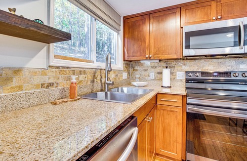 Fairfield Bay Cabin | Fairfield Bay Home w/Pool Access & Boat Slip