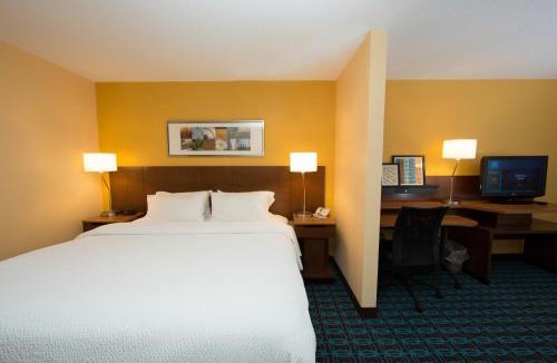 Burlington Hotel | Fairfield Inn & Suites Burlington