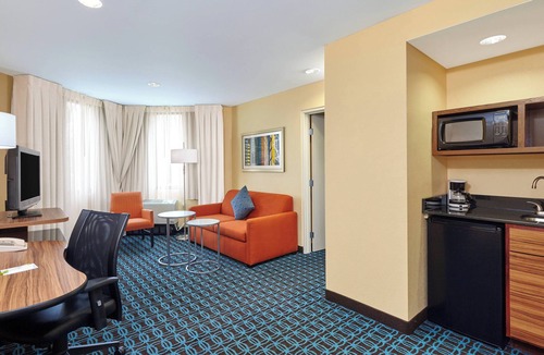 Lombard Hotel | Fairfield Inn & Suites by Marriott Lombard