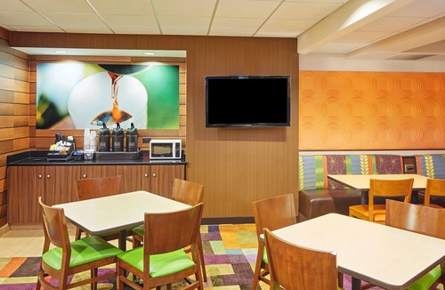 Lombard Hotel | Fairfield Inn & Suites by Marriott Lombard