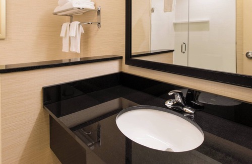 Utica Hotel | Fairfield Inn & Suites Utica