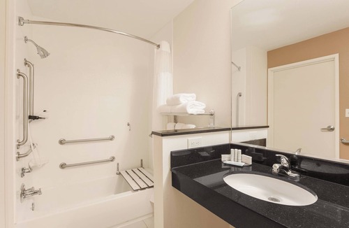 Victoria Hotel | Fairfield Inn & Suites Victoria
