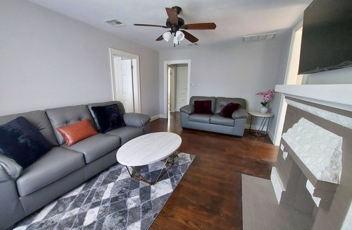 Miller House | Fairground House by Plaza minutes to downtown.